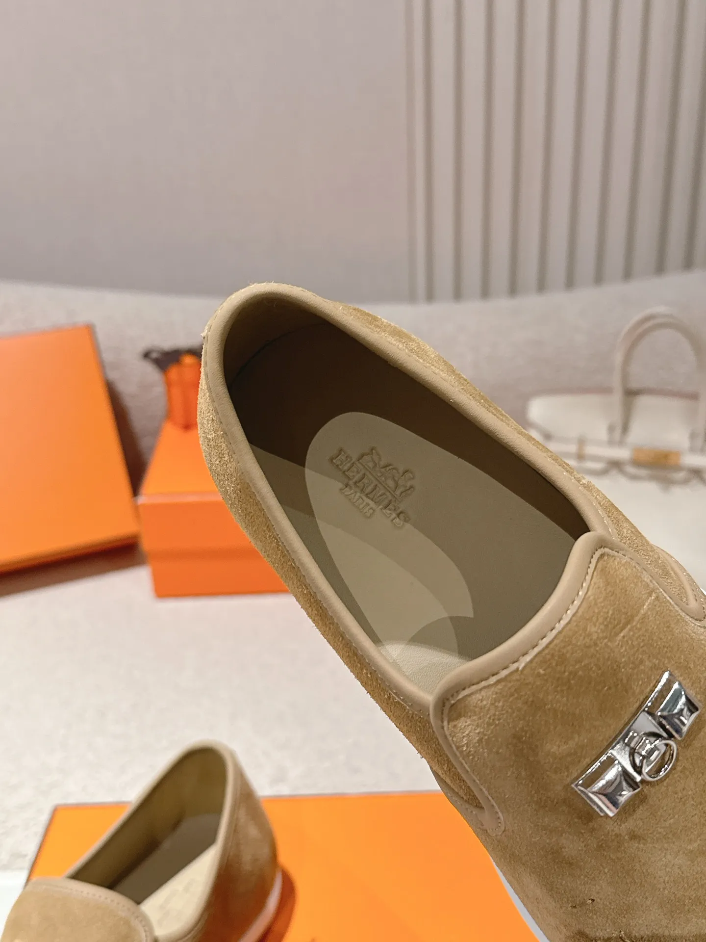 Men's Men's Shoes 600💰 Hermes# Couple Studded Loafers Calfskin and suede goatskin lace-up free sneakers with signature "H" detail. The design is simple and smooth, creating a fashionable urban look. It is comfortable and versatile. H family classics are not outdated, and the delivery counter is exquisitely packaged🛍📦 Fabric: Original customized imported first-layer cowhide/cow down Lining: Imported soft sheepskin Sole: Original open-molded anti-slip TPU material Size: 35-45